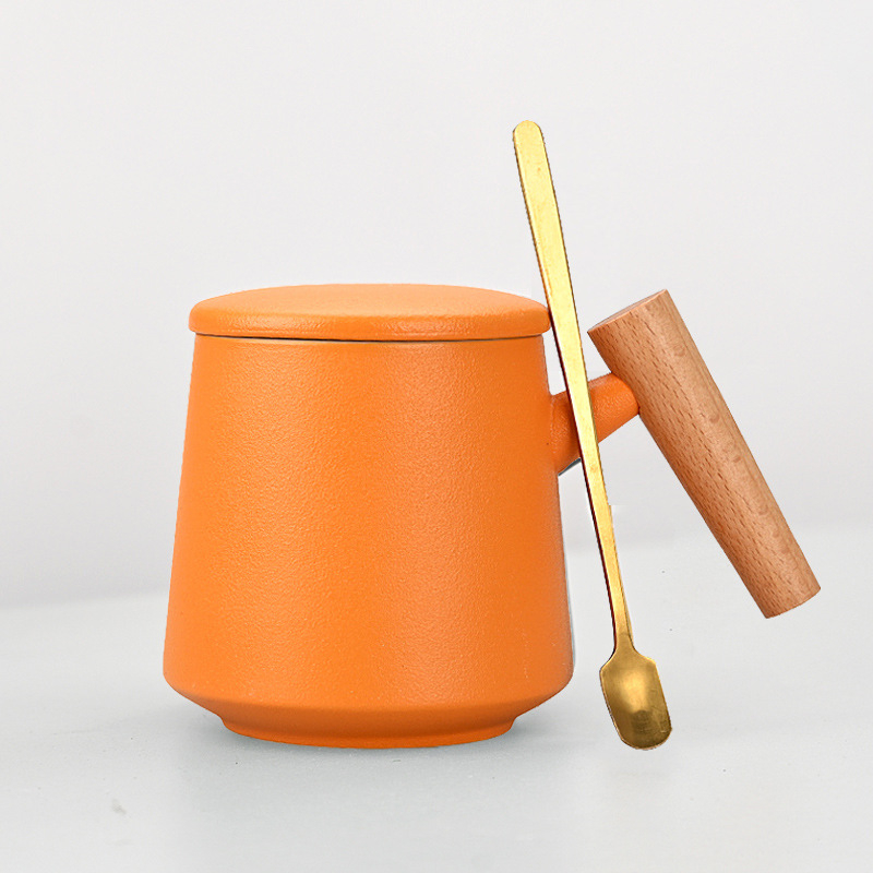 Cană ceramică pentru apă și ceai, gravură cu logo, capac și linguriță – cadou de afaceri personalizat