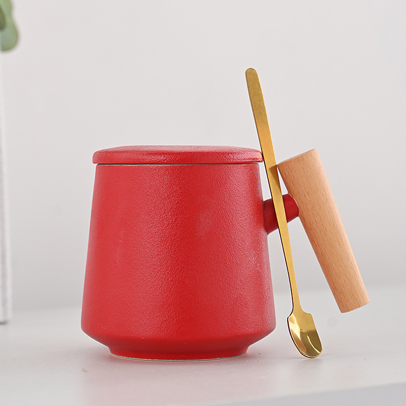 Cană ceramică pentru apă și ceai, gravură cu logo, capac și linguriță – cadou de afaceri personalizat