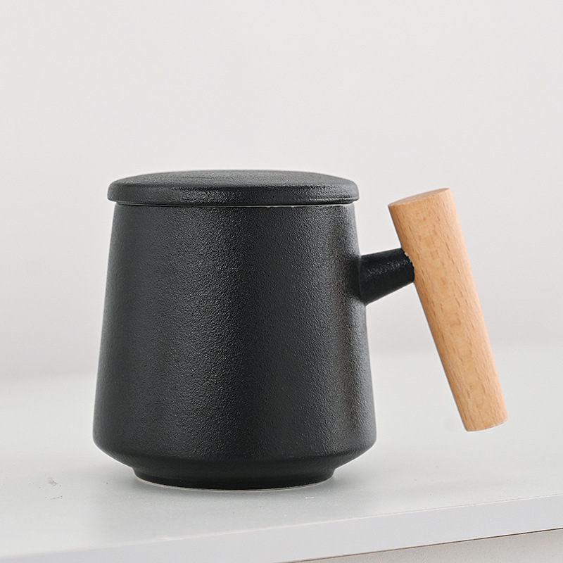 Cană ceramică pentru apă și ceai, gravură cu logo, capac și linguriță – cadou de afaceri personalizat