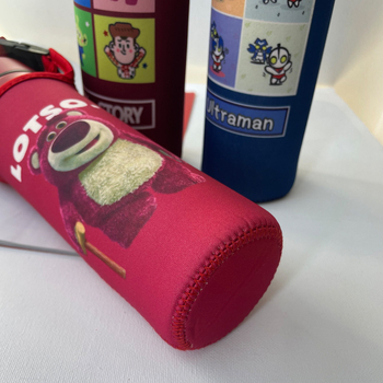 Husă izolantă din neopren pentru ceașcă de copii, cu model desen animat și curea crossbody – husă de protecție pentru pahar