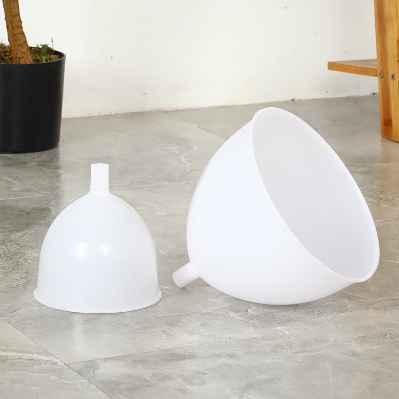Vas de turnare din plastic pentru bucătărie, gât lung și orificii de diferite dimensiuni — pentru lapte pudră, ulei și alcool, control al fluxului și etanșare împotriva scurgerilor