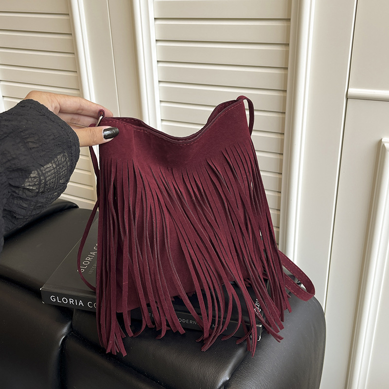 Ženska velur bucket torba s resicama, mala veličina, jesen 2025, teksturirana, crossbody s remenom