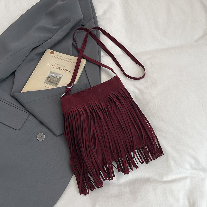 Ženska velur bucket torba s resicama, mala veličina, jesen 2025, teksturirana, crossbody s remenom