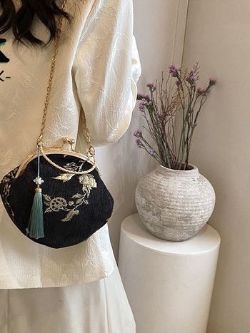 Ženska Hanfu torba u novom kineskom stilu, kompaktna crossbody torba s lancem i strapcima, okruglog oblika