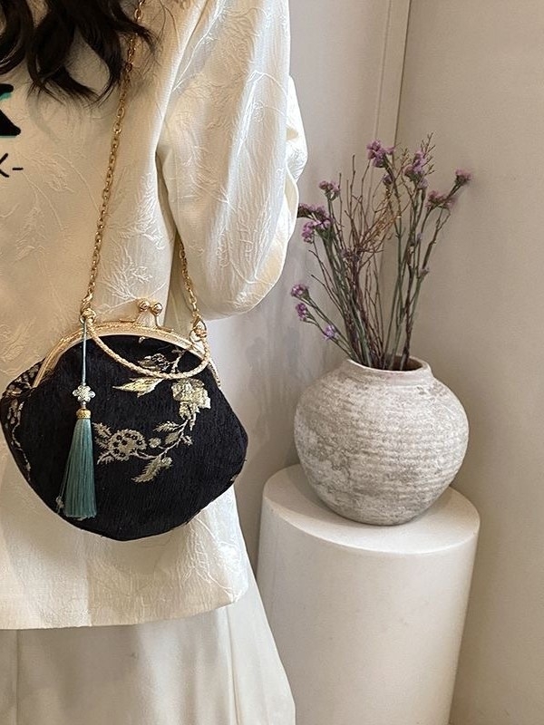 Ženska Hanfu torba u novom kineskom stilu, kompaktna crossbody torba s lancem i strapcima, okruglog oblika