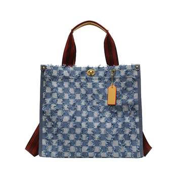 Ženska denim tote torba s kariranim uzorkom i tassel detaljem, srednja veličina, proljeće 2025