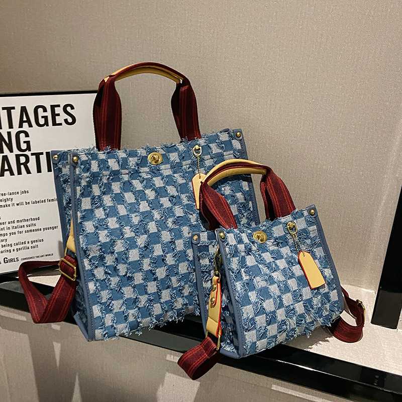Ženska denim tote torba s kariranim uzorkom i tassel detaljem, srednja veličina, proljeće 2025