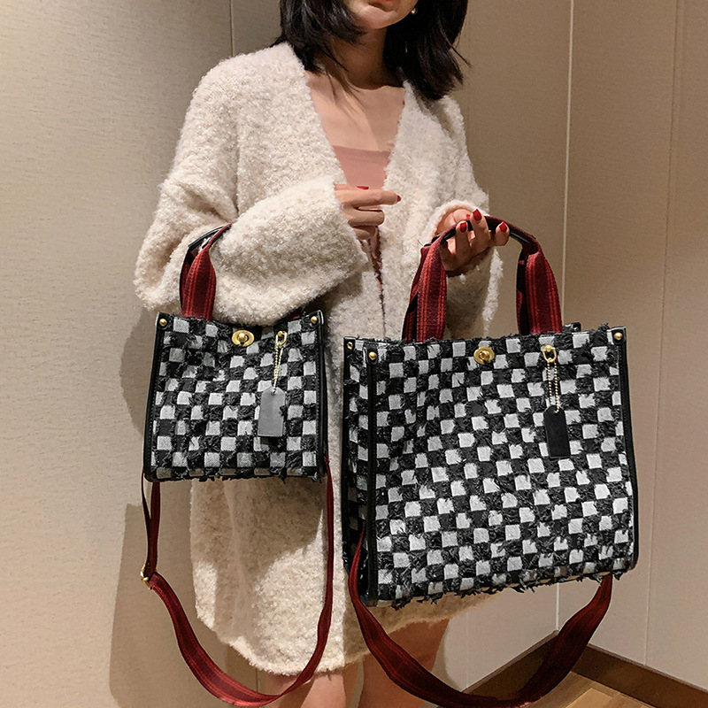 Ženska denim tote torba s kariranim uzorkom i tassel detaljem, srednja veličina, proljeće 2025