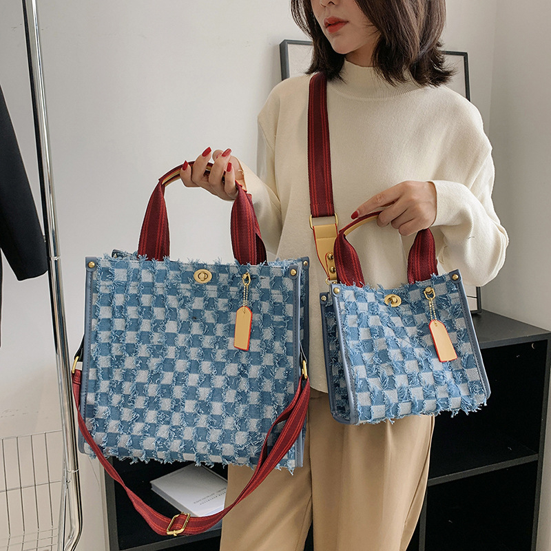Ženska denim tote torba s kariranim uzorkom i tassel detaljem, srednja veličina, proljeće 2025