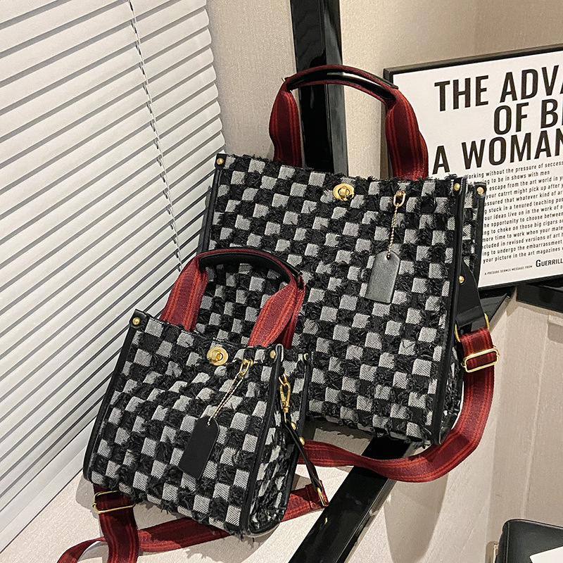 Ženska denim tote torba s kariranim uzorkom i tassel detaljem, srednja veličina, proljeće 2025
