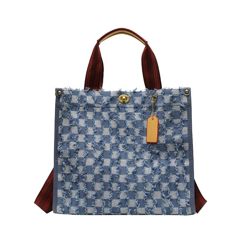Ženska denim tote torba s kariranim uzorkom i tassel detaljem, srednja veličina, proljeće 2025