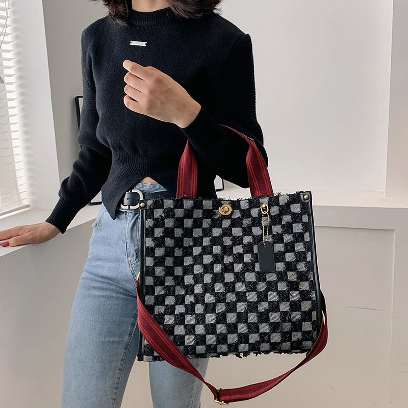 Ženska denim tote torba s kariranim uzorkom i tassel detaljem, srednja veličina, proljeće 2025