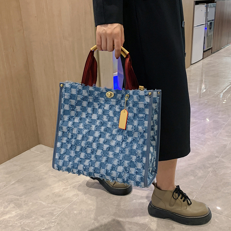 Ženska denim tote torba s kariranim uzorkom i tassel detaljem, srednja veličina, proljeće 2025
