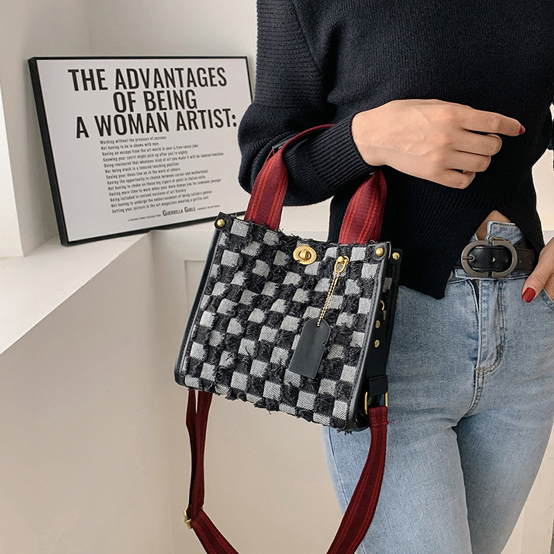 Ženska denim tote torba s kariranim uzorkom i tassel detaljem, srednja veličina, proljeće 2025