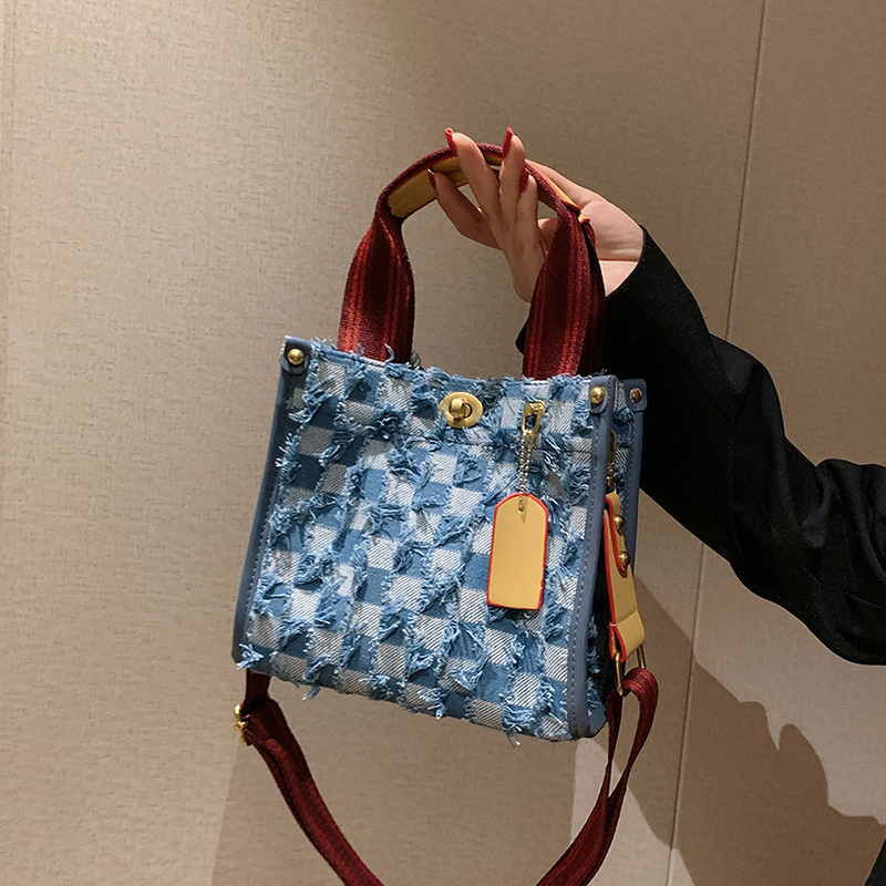 Ženska denim tote torba s kariranim uzorkom i tassel detaljem, srednja veličina, proljeće 2025
