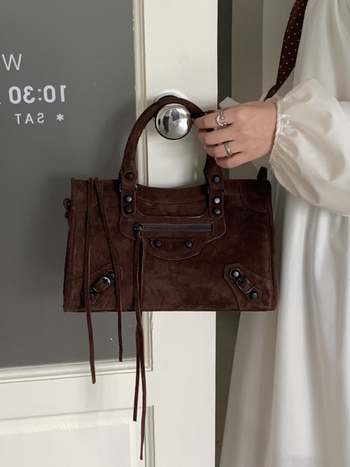 Ženska torba u stilu motocikla, retro moda 2026, crossbody torba, velika kapaciteta, izrađena od prave kože i brušene kože.