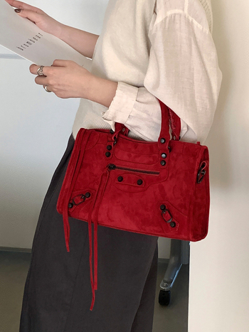 Ženska torba u stilu motocikla, retro moda 2026, crossbody torba, velika kapaciteta, izrađena od prave kože i brušene kože.