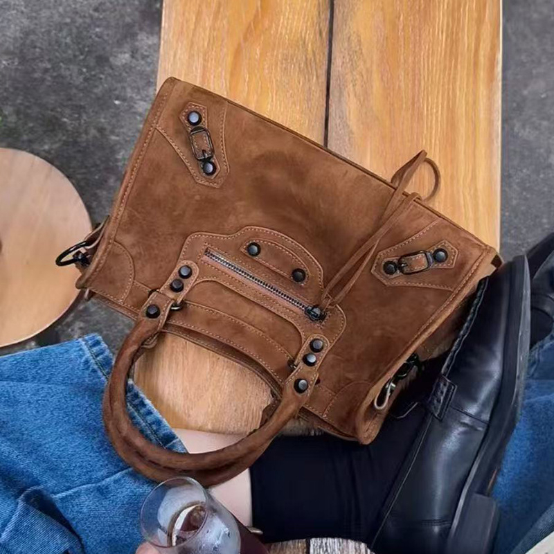 Ženska torba u stilu motocikla, retro moda 2026, crossbody torba, velika kapaciteta, izrađena od prave kože i brušene kože.