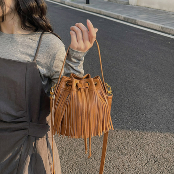 Ženska torbica za rame 2026: nova međunarodna niša retro mat torbica s tasselom, crossbody bucket stil