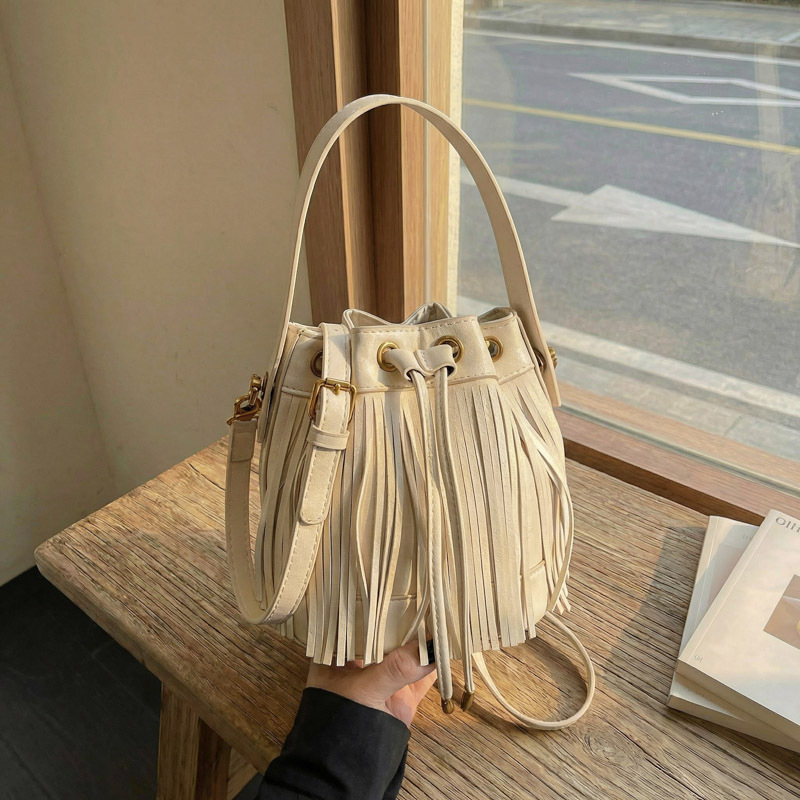 Ženska torbica za rame 2026: nova međunarodna niša retro mat torbica s tasselom, crossbody bucket stil