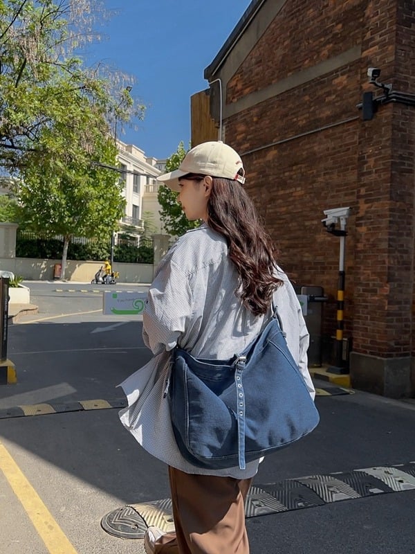 Oprana denim torbica za rame – retro radni stil, velika kapaciteta, tote i crossbody.