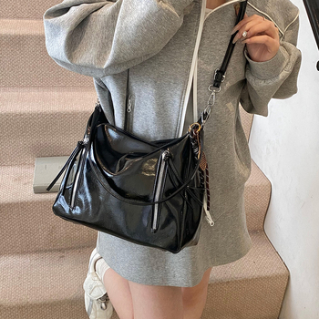 Ženska torba velikog kapaciteta s širokim remenom, crossbody/tote stil, proljeće-ljeto 2025.
