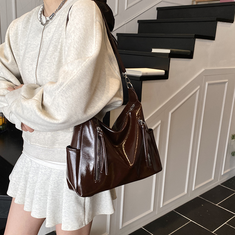 Ženska torba velikog kapaciteta s širokim remenom, crossbody/tote stil, proljeće-ljeto 2025.