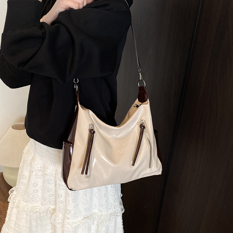 Ženska torba velikog kapaciteta s širokim remenom, crossbody/tote stil, proljeće-ljeto 2025.