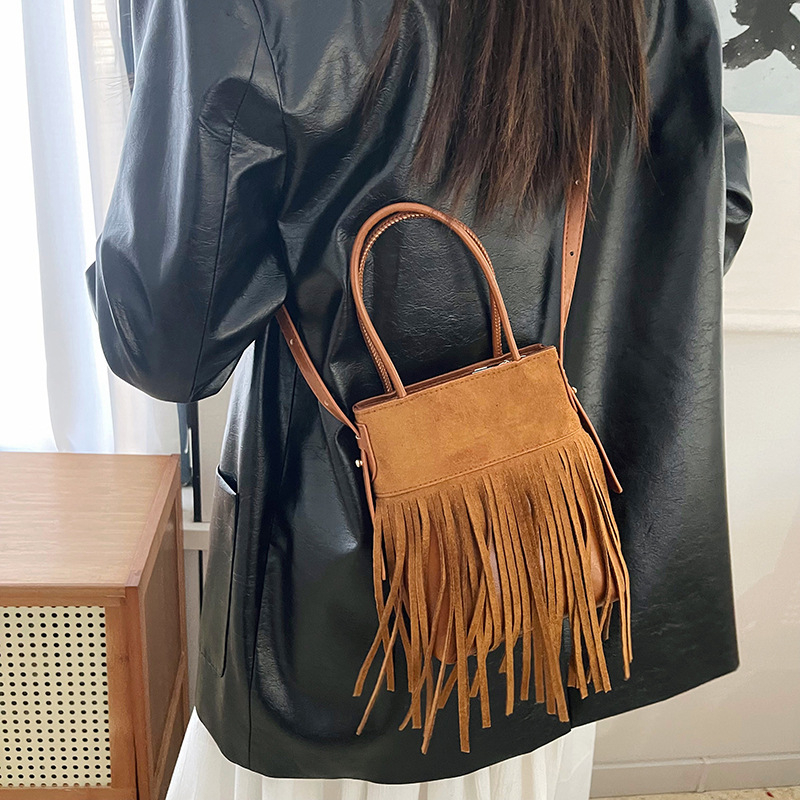 2026 nova nišna retro nubuk torbica s resicama za žene — udoban model za nošenje preko ramena i crossbody, luksuzan izgled