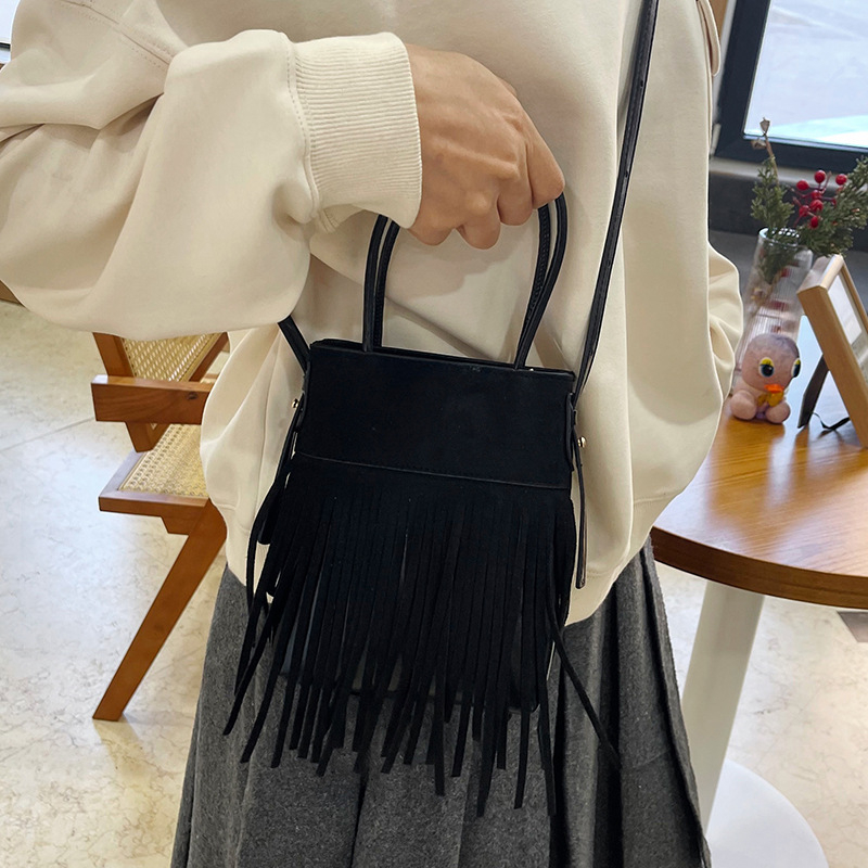 2026 nova nišna retro nubuk torbica s resicama za žene — udoban model za nošenje preko ramena i crossbody, luksuzan izgled