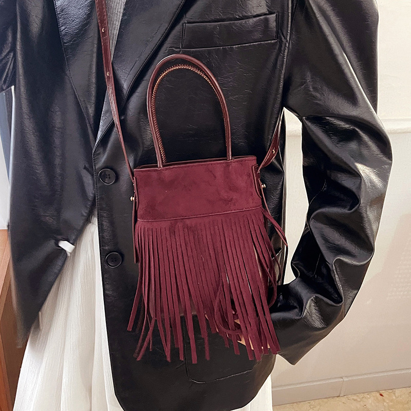 2026 nova nišna retro nubuk torbica s resicama za žene — udoban model za nošenje preko ramena i crossbody, luksuzan izgled