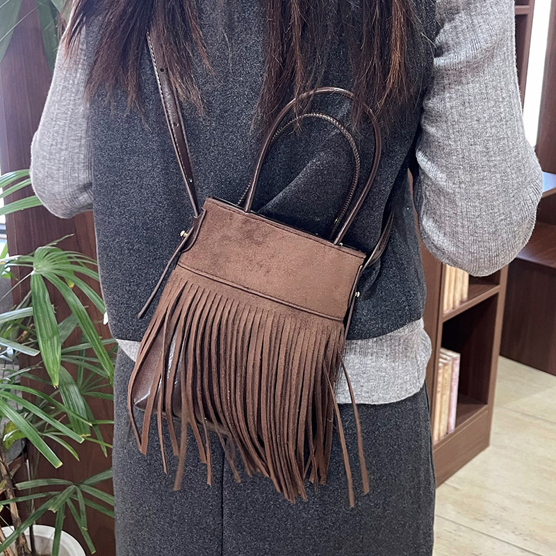 2026 nova nišna retro nubuk torbica s resicama za žene — udoban model za nošenje preko ramena i crossbody, luksuzan izgled