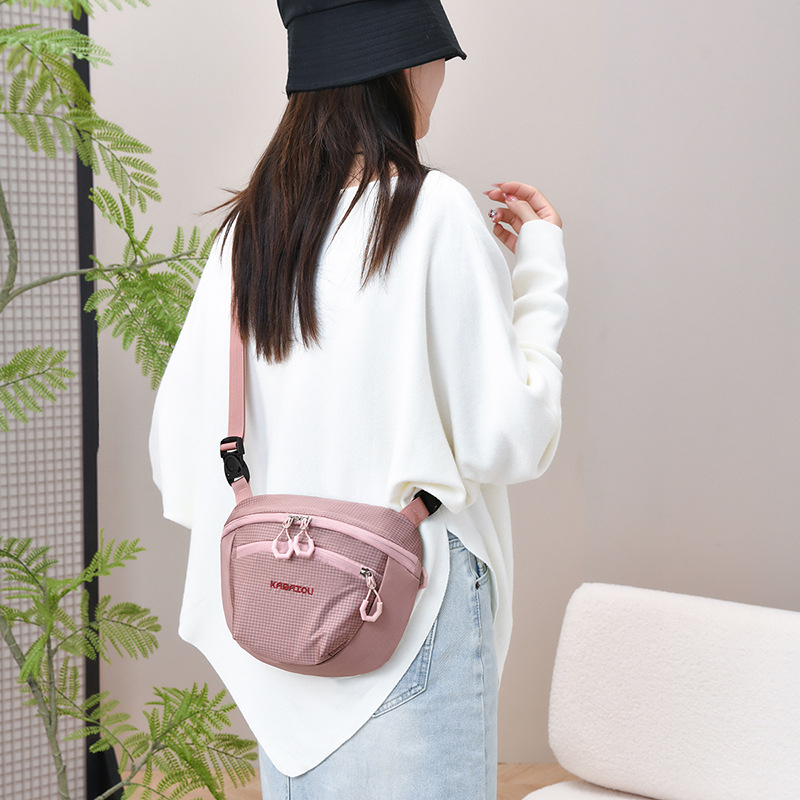 Ženska nylon crossbody torba, lagana i svakodnevna preko ramena, ovalnog oblika sa školjkastim dizajnom, vrhunske kvalitete, velika kapaciteta za svakodnevnu upotrebu i putovanja.