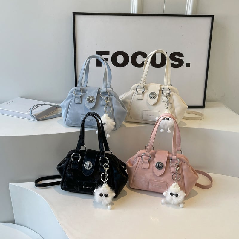 Srednje veličine ženska PU crossbody torba, oblik mušule, jednostavna jednobojna boja, gradski minimalistički dizajn, zatvaranje na zip, unutarnja pregrada sa džepom, poliester podstava, svakodnevna upotreba, proljeće 2026.