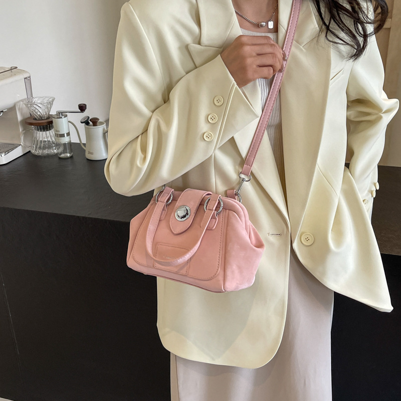 Srednje veličine ženska PU crossbody torba, oblik mušule, jednostavna jednobojna boja, gradski minimalistički dizajn, zatvaranje na zip, unutarnja pregrada sa džepom, poliester podstava, svakodnevna upotreba, proljeće 2026.