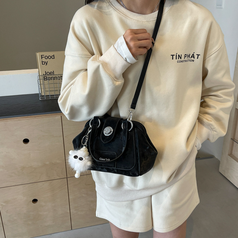 Srednje veličine ženska PU crossbody torba, oblik mušule, jednostavna jednobojna boja, gradski minimalistički dizajn, zatvaranje na zip, unutarnja pregrada sa džepom, poliester podstava, svakodnevna upotreba, proljeće 2026.