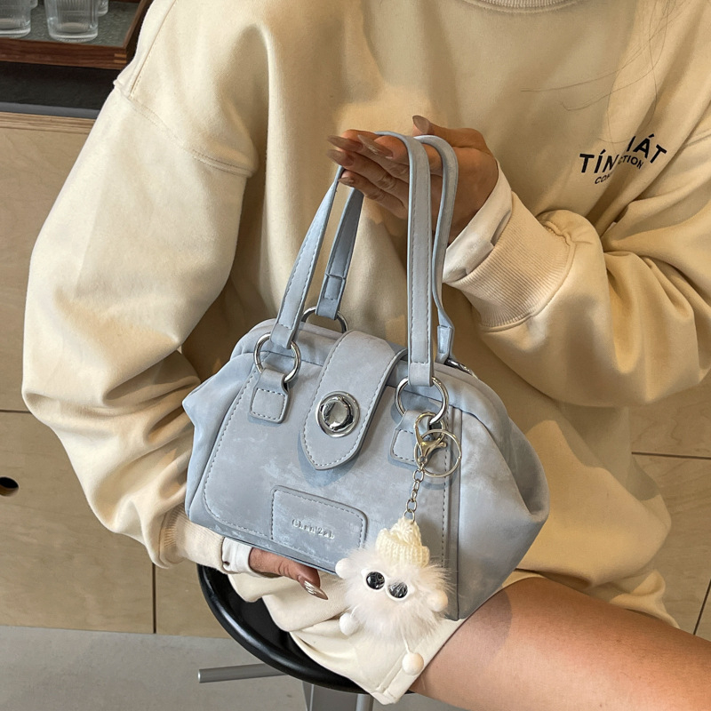 Srednje veličine ženska PU crossbody torba, oblik mušule, jednostavna jednobojna boja, gradski minimalistički dizajn, zatvaranje na zip, unutarnja pregrada sa džepom, poliester podstava, svakodnevna upotreba, proljeće 2026.