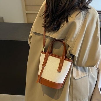 Ženska bucket torba s kontrastnim blokovima boja, model 2026, s jednim remenom za rame i crossbody, minimalistička elegantna svakodnevna torba