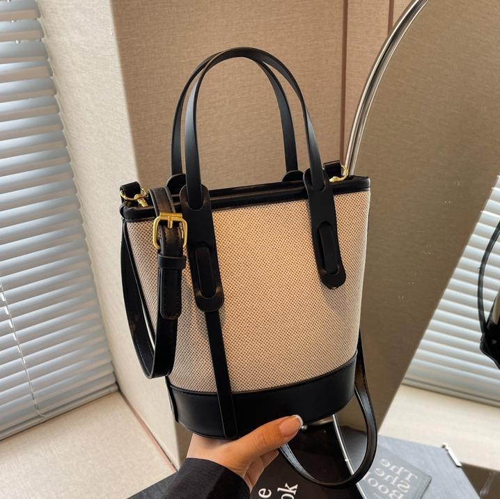 Ženska bucket torba s kontrastnim blokovima boja, model 2026, s jednim remenom za rame i crossbody, minimalistička elegantna svakodnevna torba