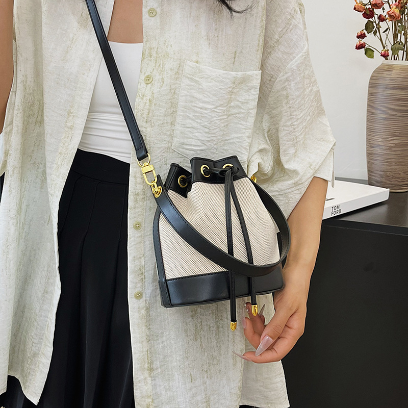 Ženska PU bucket torba s vrpcom za zatvaranje, mala, preko ramena ili crossbody, u kontrastnim bojama
