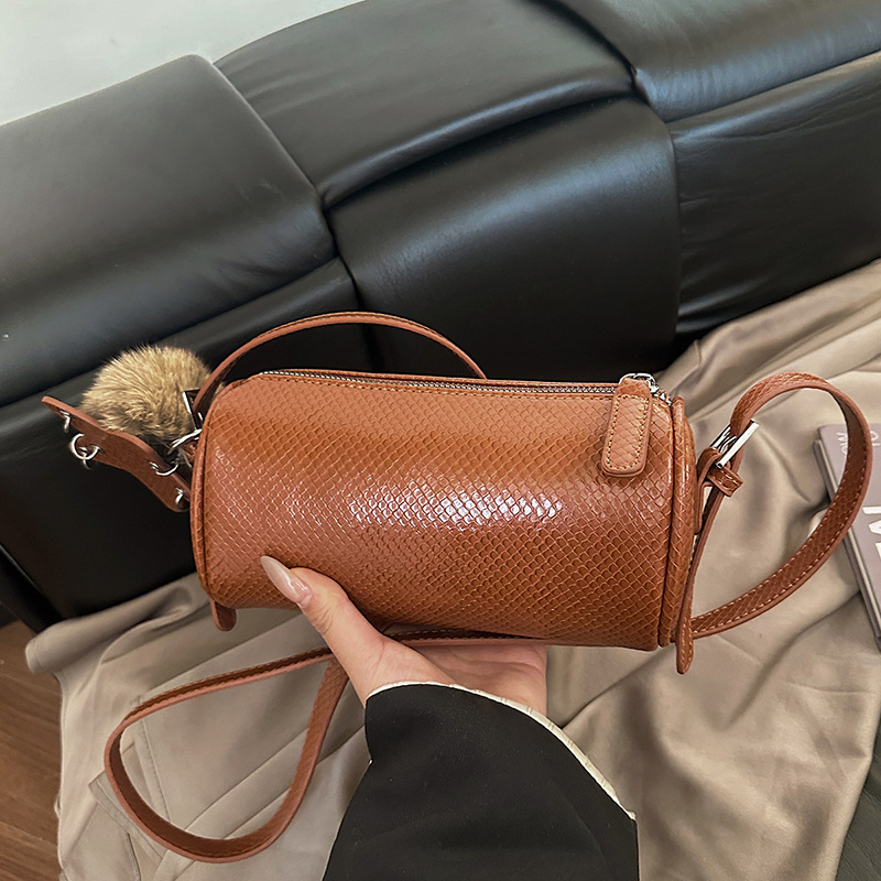 Ženska cilindrična torbica u korejskom stilu, svakodnevna i svestrana, model 2026, vintage modni dodatak za ramena i crossbody.