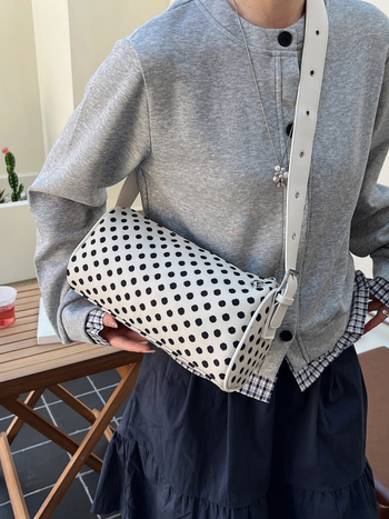 Cilindrična torbica s točkicama, mala crossbody torbica s dijagonalnim remenom, retro stil