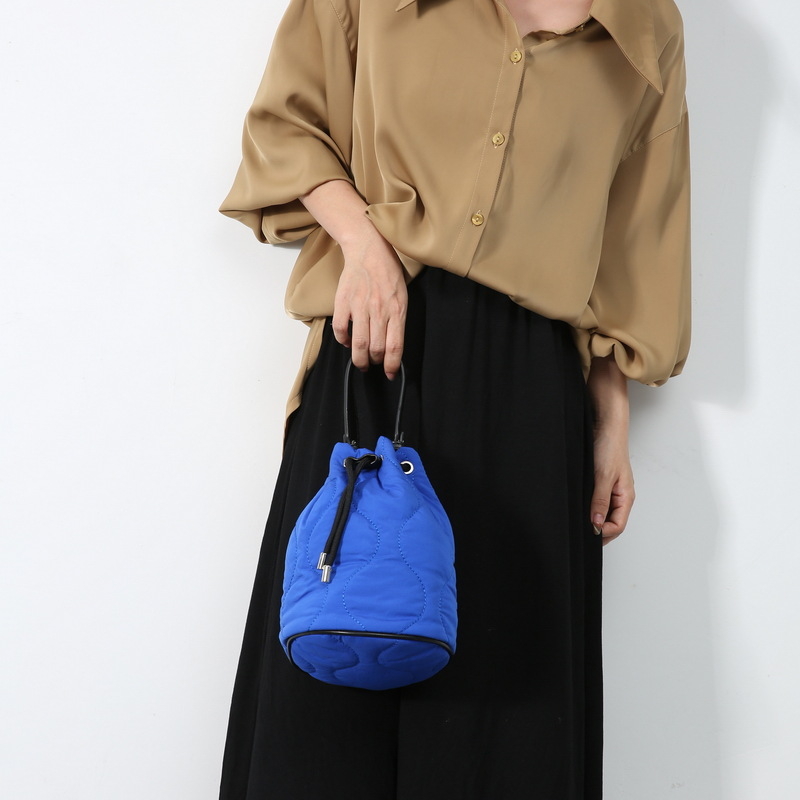 Nylon ženska bucket torbica s dijamantnim uzorkom, jednobojna, lagana za svakodnevnu upotrebu, zatvaranje šniranom vrpcom i lančani remen za crossbody