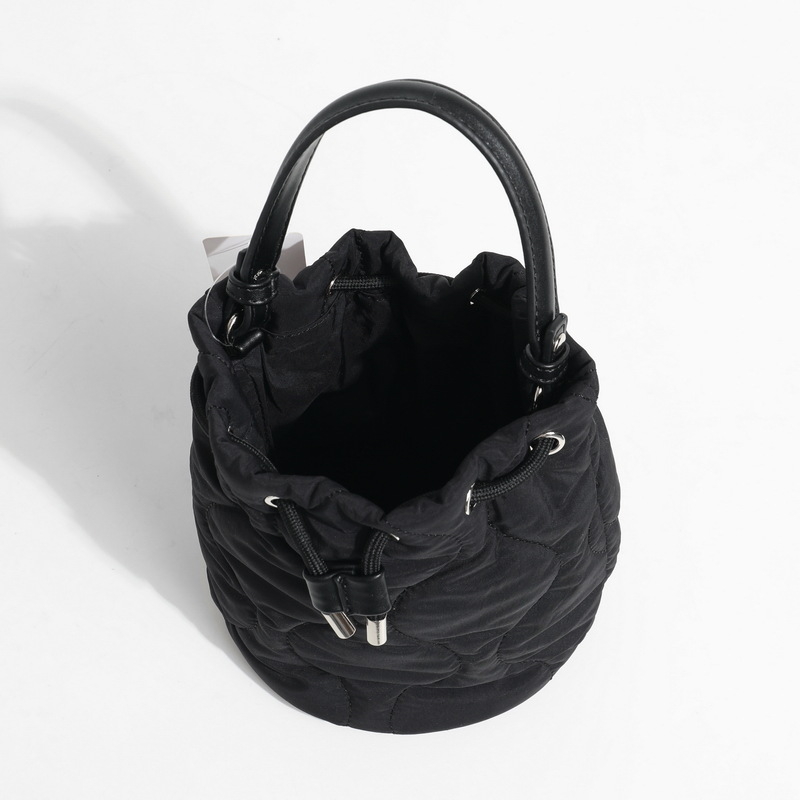 Nylon ženska bucket torbica s dijamantnim uzorkom, jednobojna, lagana za svakodnevnu upotrebu, zatvaranje šniranom vrpcom i lančani remen za crossbody