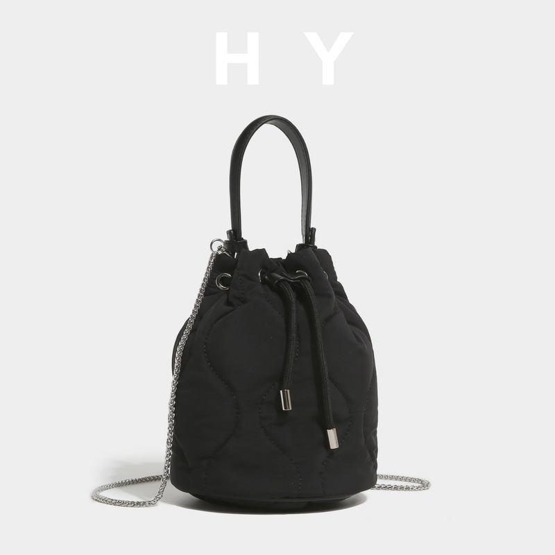 Nylon ženska bucket torbica s dijamantnim uzorkom, jednobojna, lagana za svakodnevnu upotrebu, zatvaranje šniranom vrpcom i lančani remen za crossbody