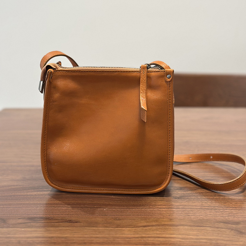 Kožna torba tipavedro, mala veličina, proljeće-ljeto 2025, nišni dizajn, jednostavan retro stil, crossbody s jednom naramenicom, zatvaranje zipom, pamuk podstava, horizontalni kvadratni oblik, unutarnji zip džep i ID džep, mekana konstrukcija, bez marke