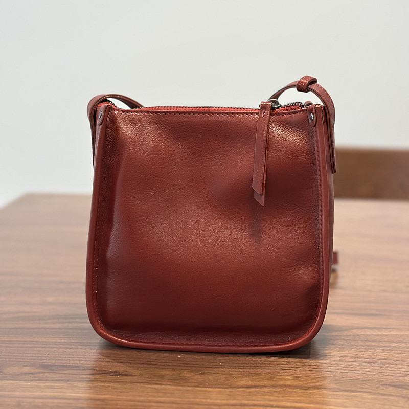 Kožna torba tipavedro, mala veličina, proljeće-ljeto 2025, nišni dizajn, jednostavan retro stil, crossbody s jednom naramenicom, zatvaranje zipom, pamuk podstava, horizontalni kvadratni oblik, unutarnji zip džep i ID džep, mekana konstrukcija, bez marke