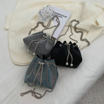 Ženska rhinestone kanta torba, mala veličina, preko ramena, gradski stil, zatvarač, unutarnji džepovi za telefon i osobnu iskaznicu, ljeto 2024
