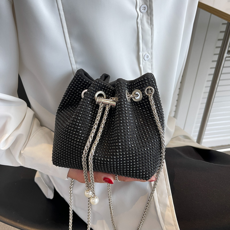 Ženska rhinestone kanta torba, mala veličina, preko ramena, gradski stil, zatvarač, unutarnji džepovi za telefon i osobnu iskaznicu, ljeto 2024