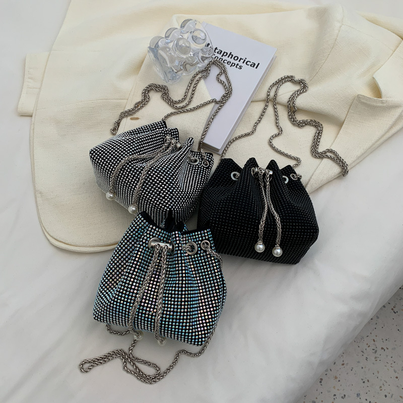 Ženska rhinestone kanta torba, mala veličina, preko ramena, gradski stil, zatvarač, unutarnji džepovi za telefon i osobnu iskaznicu, ljeto 2024